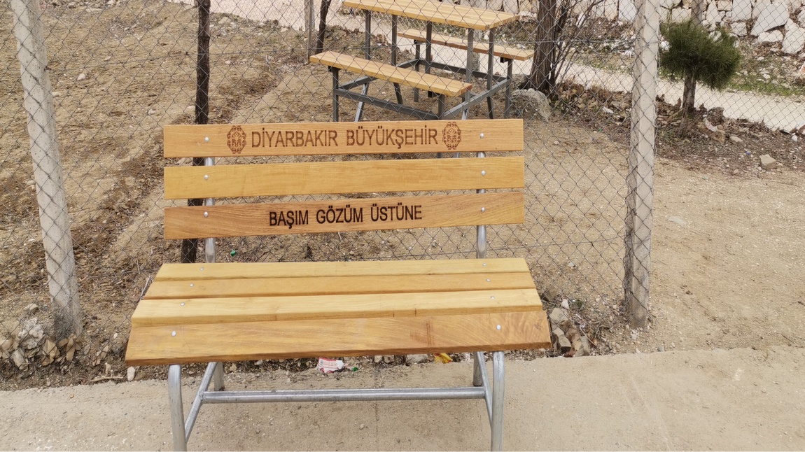 Okulumuz Bahçesine Piknik Masaları ve Oturma Bankları kuruldu. 